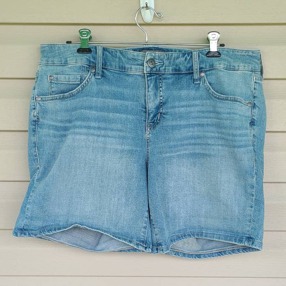 Torrid Mid-Rise Midi‎ Shorts Vintage Stretch Light Wash Size 16 - Picture 6 of 6